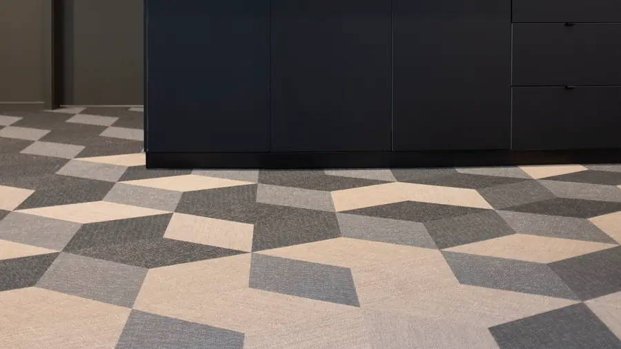Geometrische vloer in een keuken. Vloer van 2TEC2.