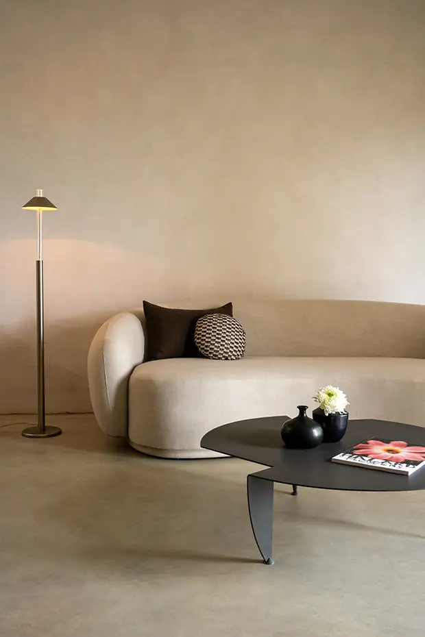 Woonkamer met sofa en vloerlamp. Stoffen van Alhambra.