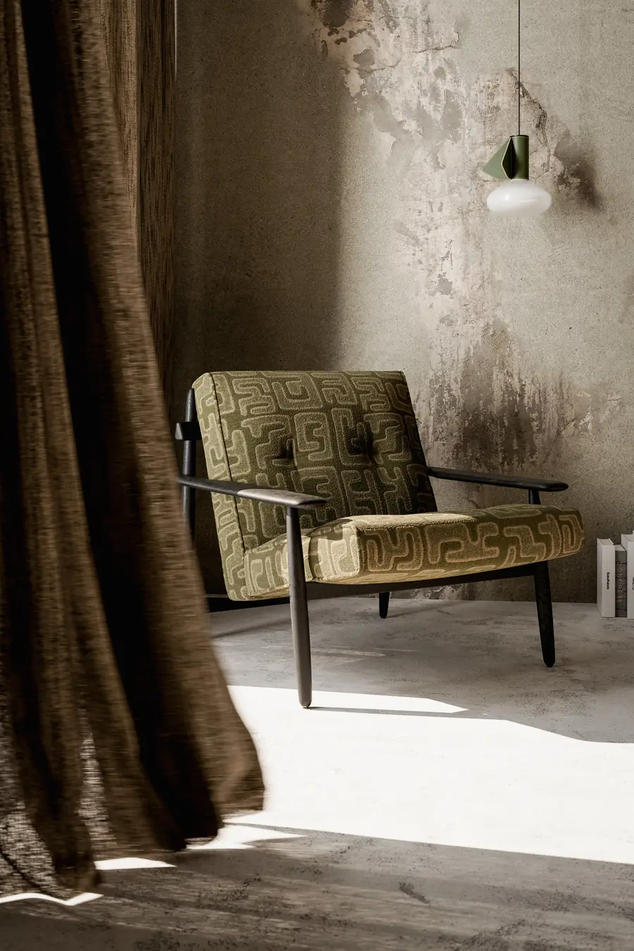 Fauteuil bekleed met groen dessin voor een leemwand. Stoffen van Aristide.