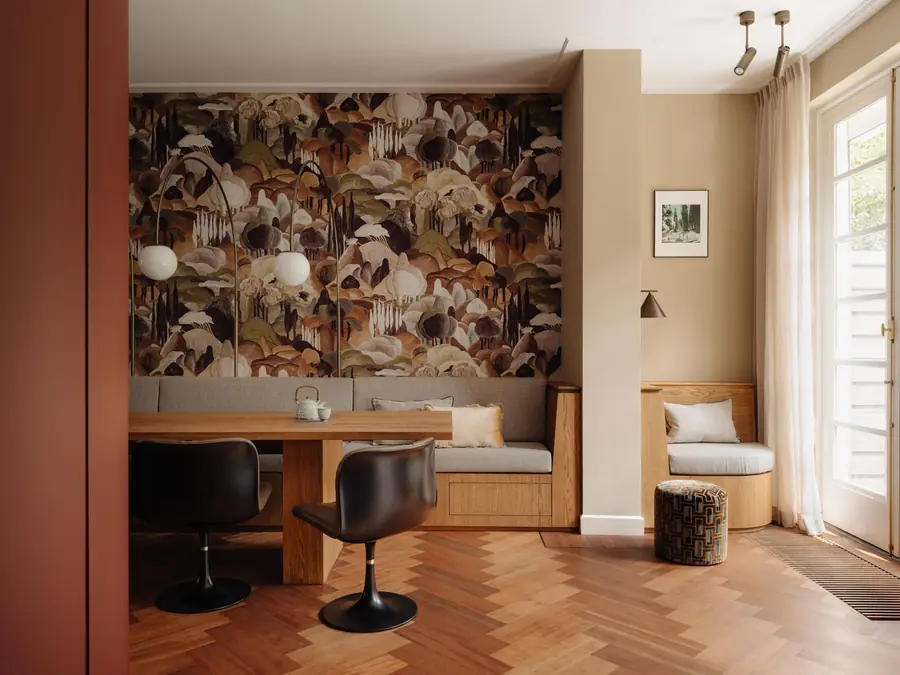 Eethoek met botanisch behang. Behang van Arte.