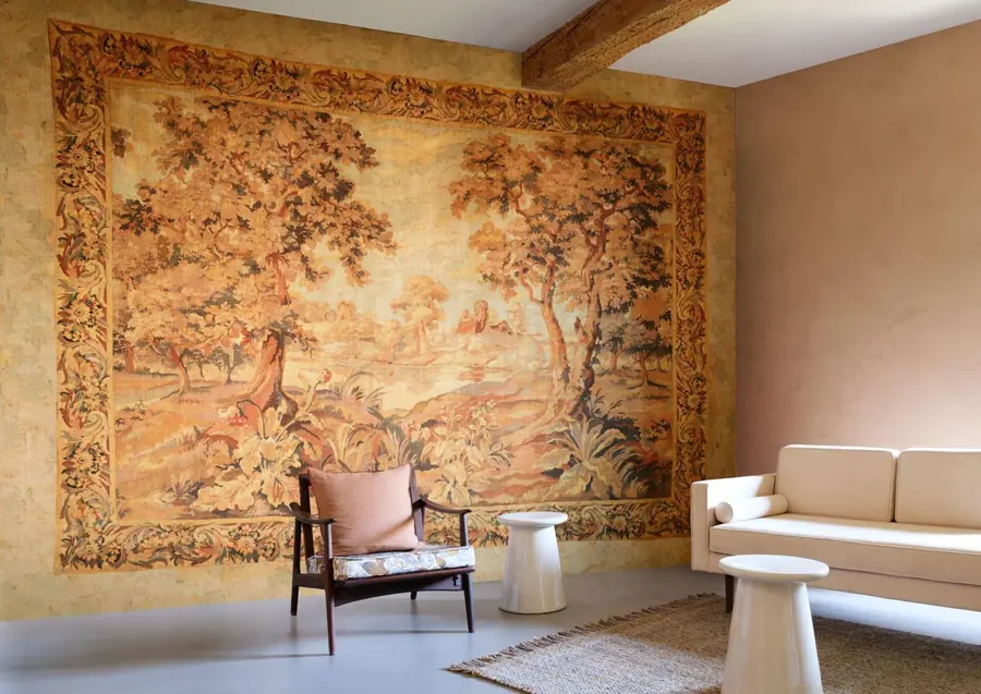 Kamer met een groot wandtapijt. Behang van Arte.
