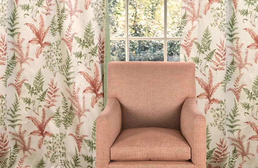 Koraalrode fauteuil voor botanische gordijnen. Stoffen van Baker Lifestyle.
