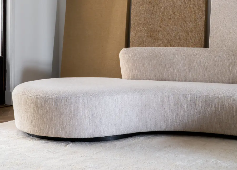 Beklede sofa van dichtbij. Stoffen van Bruder.