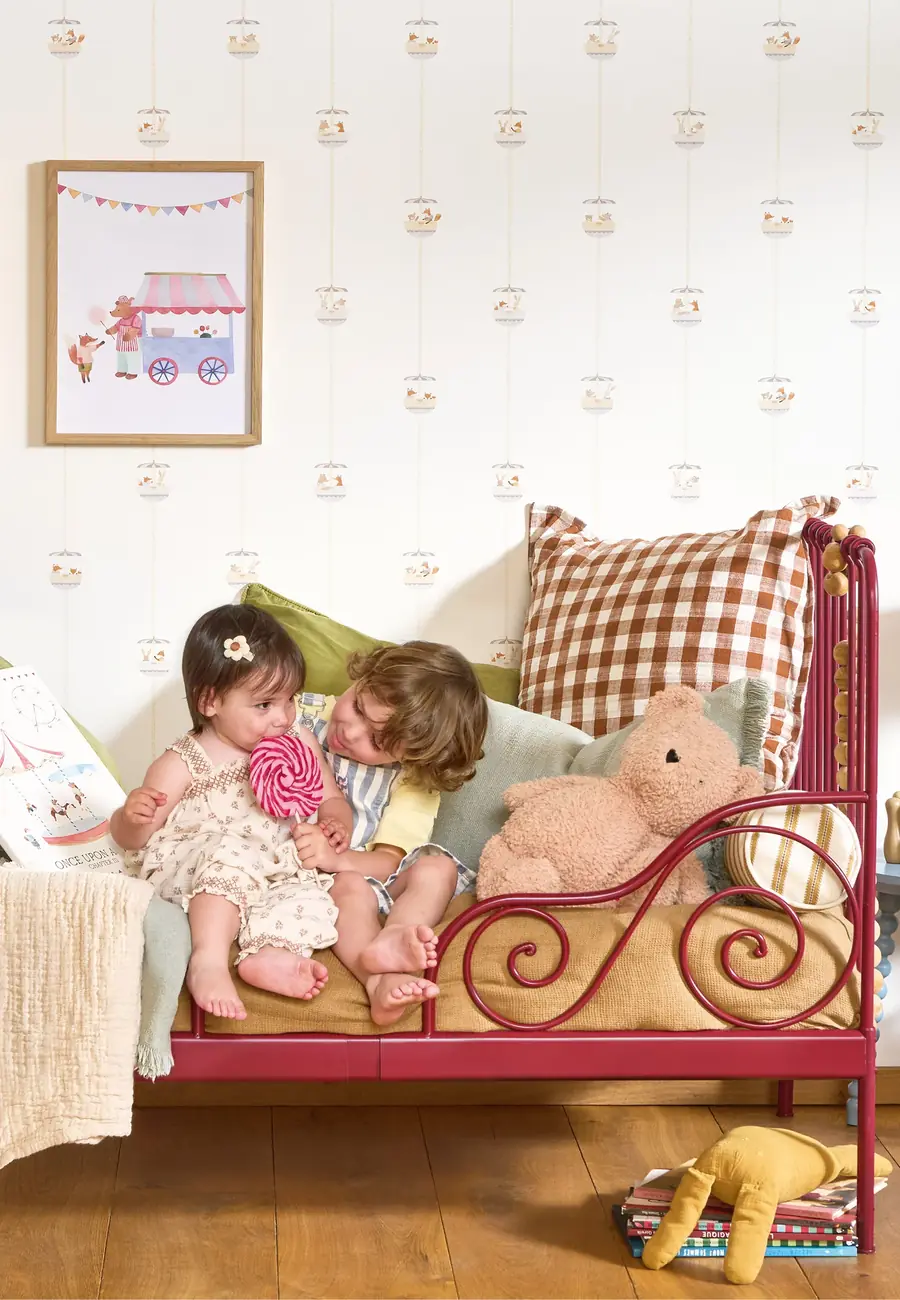 Kinderkamer met rood bed en behang. Behang van Casadeco.