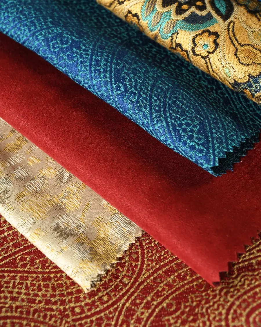 Gevouwen velours in rood en blauw. Stoffen van Casal.