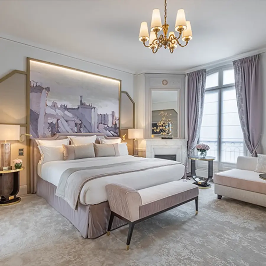 Hotelkamer met wandbeeld en kroonluchter. Stoffen van Casamance.