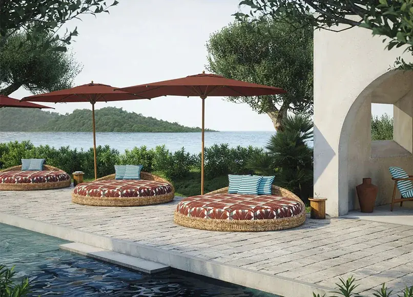 Terras met parasols en kussens aan het water. Stoffen van Casamance.