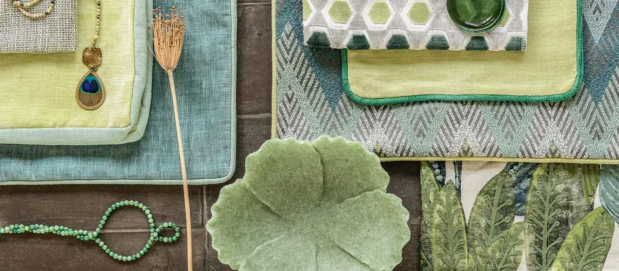Groene stoffen naast elkaar met een blad. Stoffen van Chivasso.