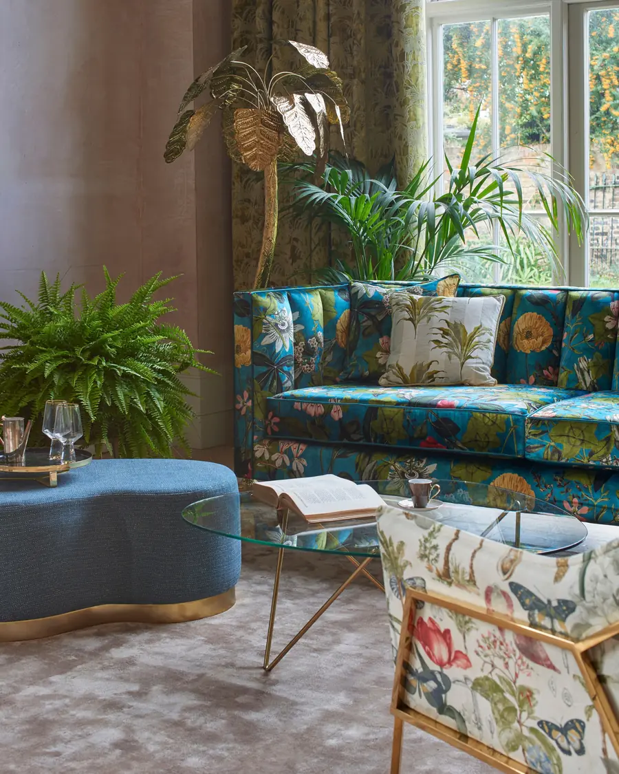 Kleurrijke salon met bloemensofa. Stoffen van Clarke & Clarke.