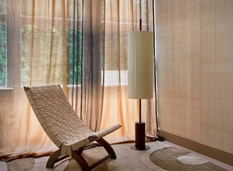 Eetkamer met raffia wandbekleding en bogen. Stoffen van CMO.