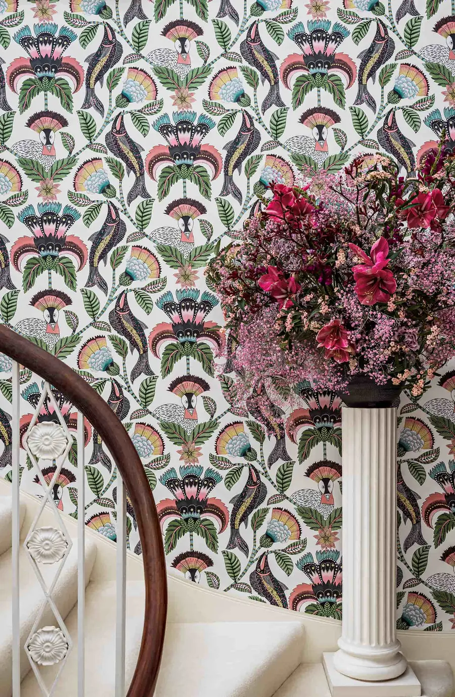 Trappenhal met vogelbehang en bloemen. Behang van Cole & Son.