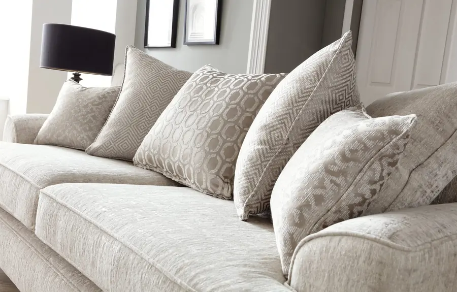 Sofa met kussens van dichtbij. Stoffen van Cristina Marrone.