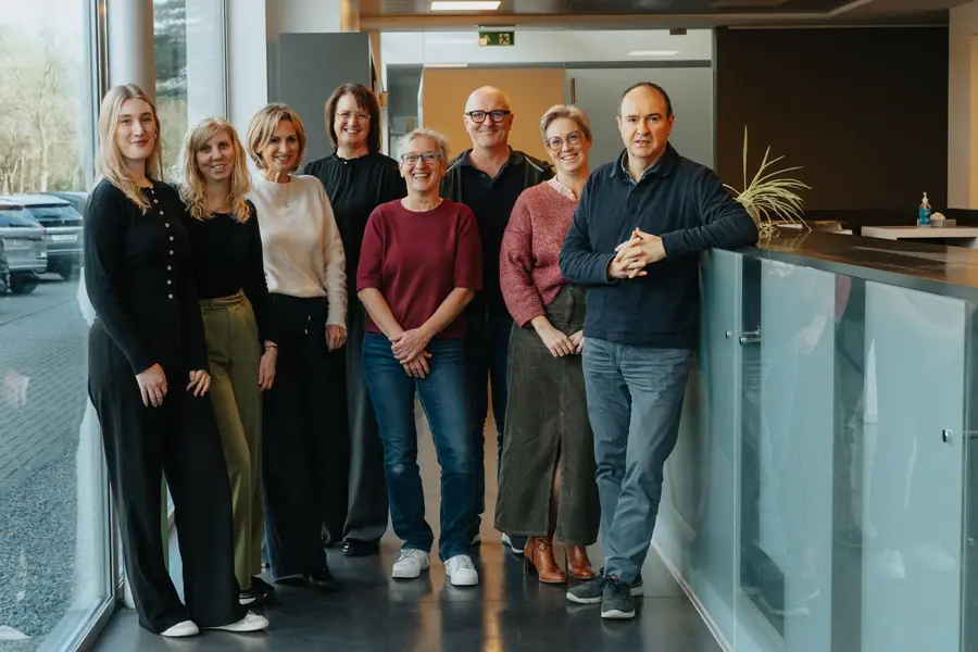 Het team voor het bedrijfsgebouw. Gordijnrails van Decoline.