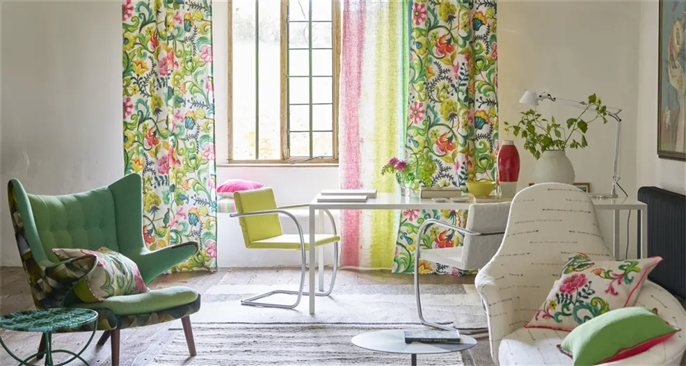 De oprichters tussen de verfstalen in de toonzaal. Stoffen van Designers Guild.