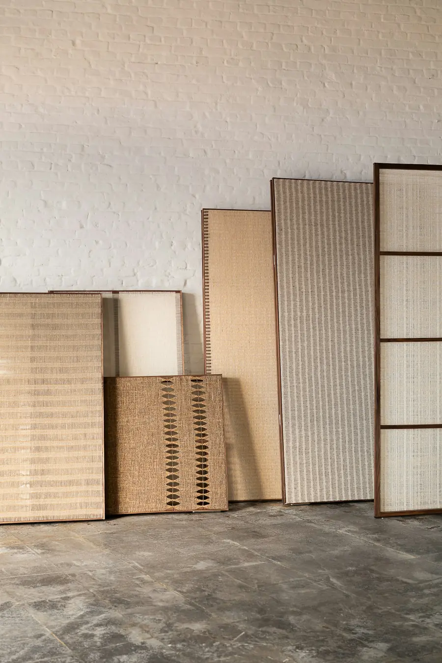 Rollen stof rechtop tegen de wand. Stoffen van Designs of the Time.
