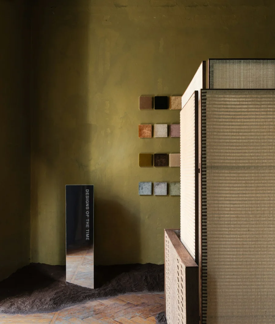 Beklede loungezetel met bloemendessin. Stoffen van Designs of the Time.