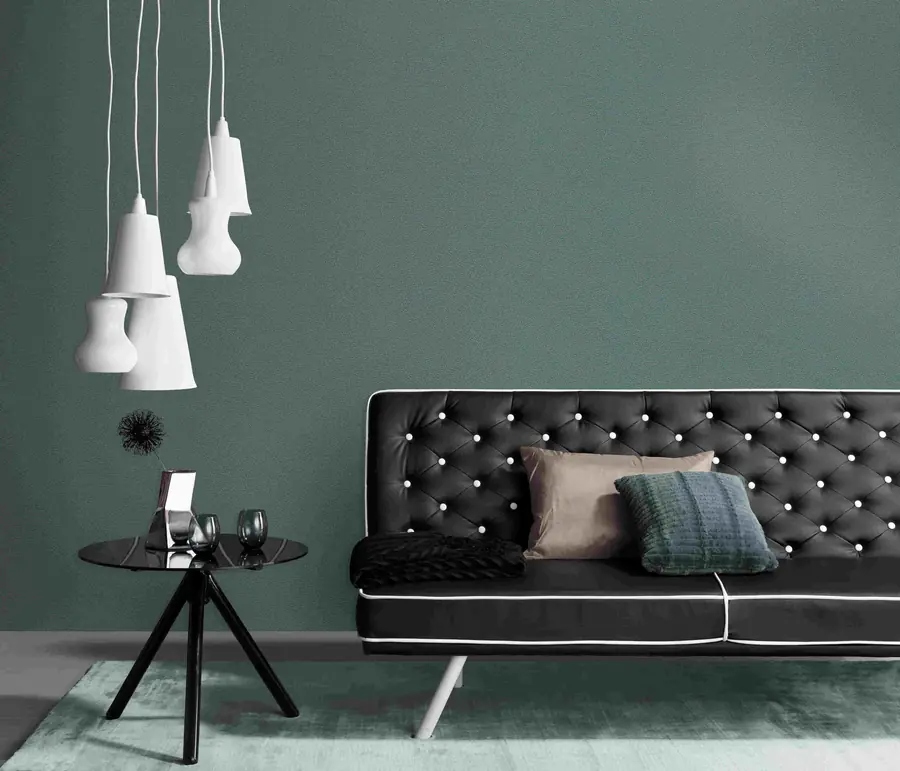 Groene wand met gecapitonneerde sofa. Behang van Dutch Wall Decor.