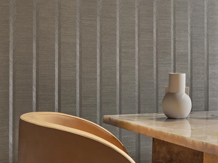 Grijs visgraat wandtextiel achter een marmeren tafel. Behang van Dutch Wall Textile.