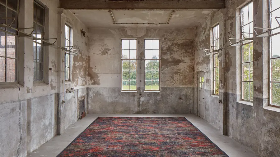 Klassiek gedessineerd karpet in een oude fabrieksruimte. Tapijt van Edel Carpets.