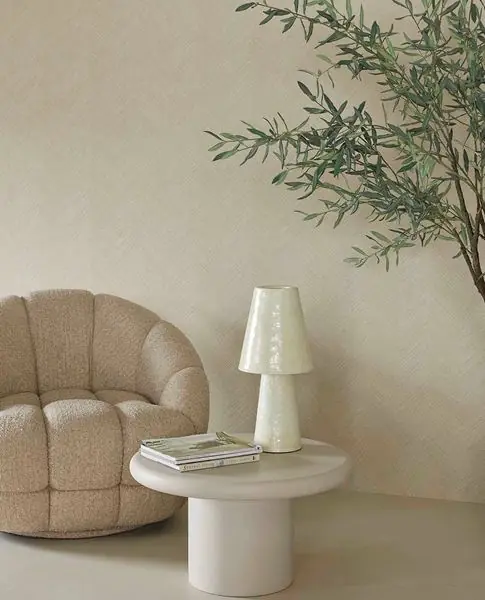 Lounge zetel met schemerlamp. Behang van Eijffinger.