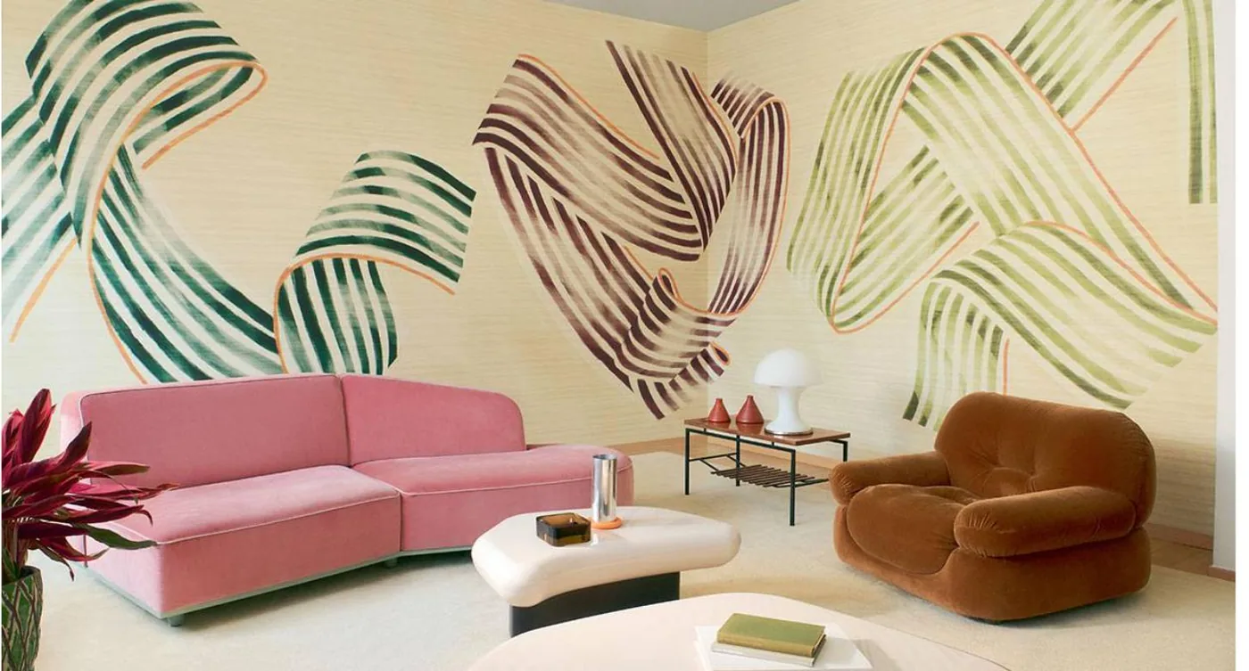 Roze sofa voor een wandschildering. Behang van Élitis.