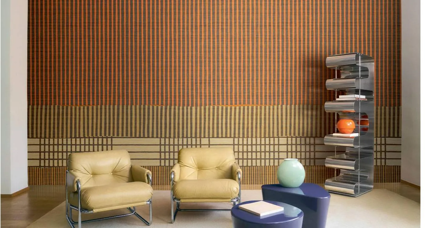 Kamer met terracotta wandpanelen. Behang van Élitis.