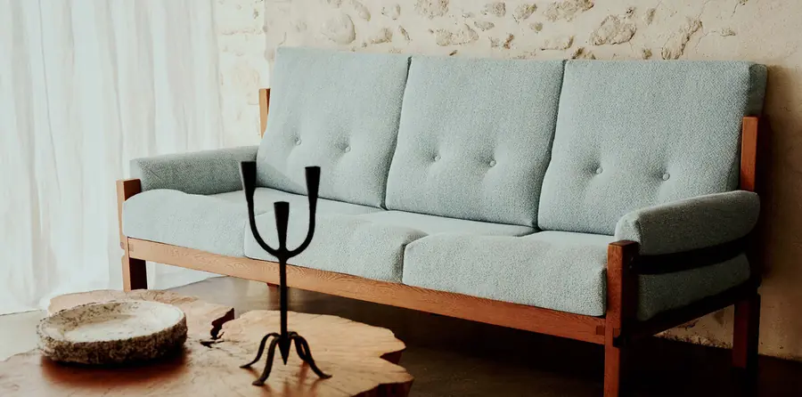 Lichtblauwe zetel in een landelijk interieur. Stoffen van Etamine.