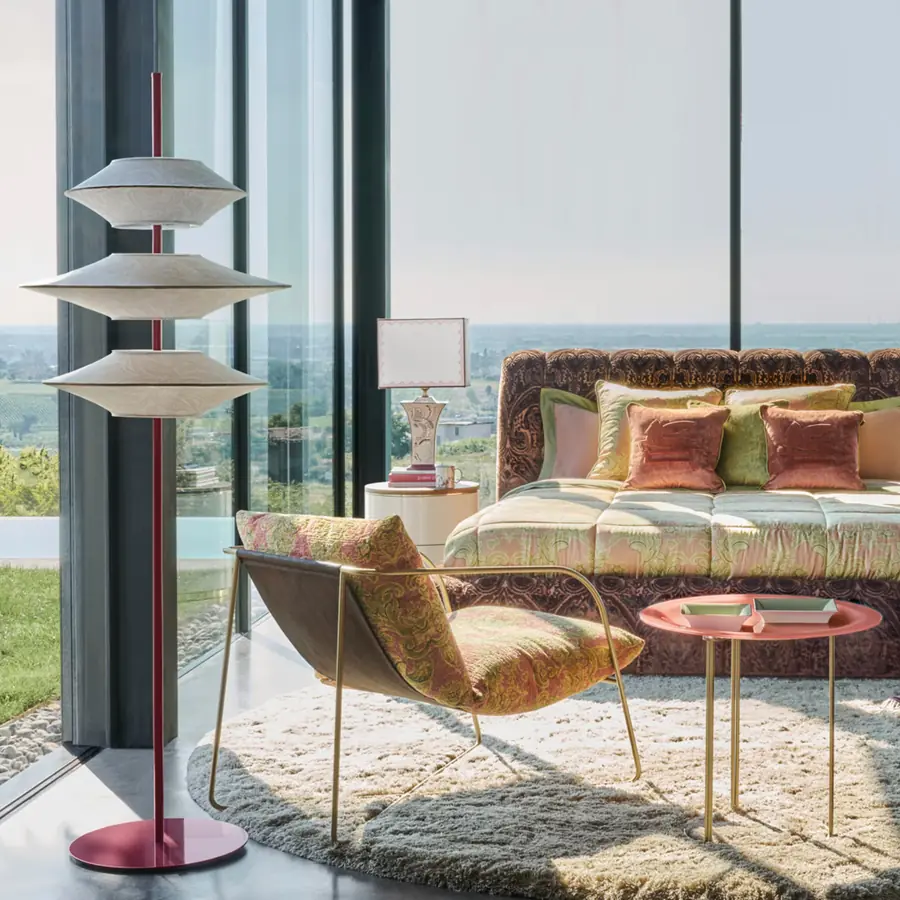 Woonkamer met bedrukte fauteuils, staanlamp en hoogpolig tapijt. Stoffen van Etro.