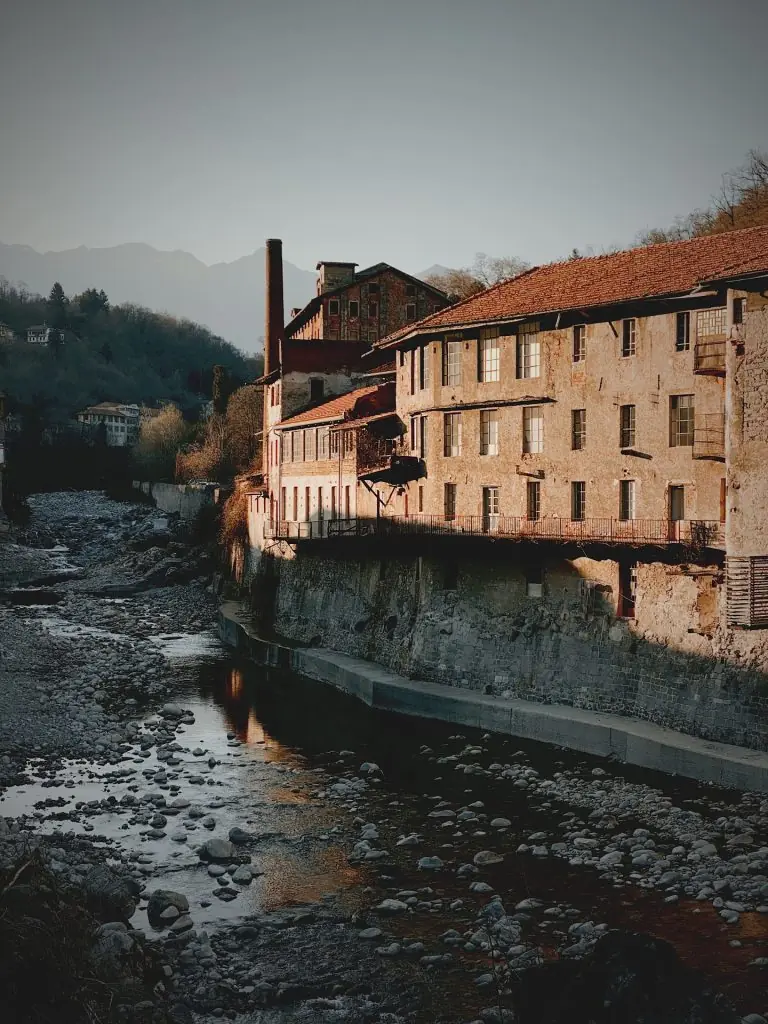 De oude weverij aan de rivier. Stoffen van Filippo Uecher.