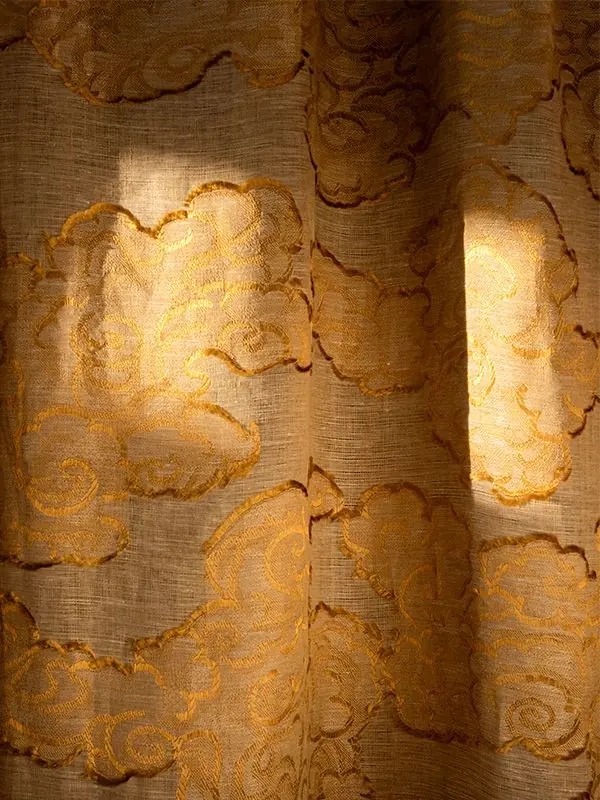 Gouden gordijnen in tegenlicht. Stoffen van Christian Fischbacher 1819.