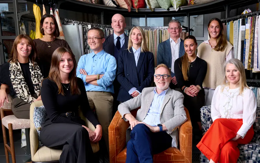 Het team in de toonzaal. Stoffen van George Spencer Design.