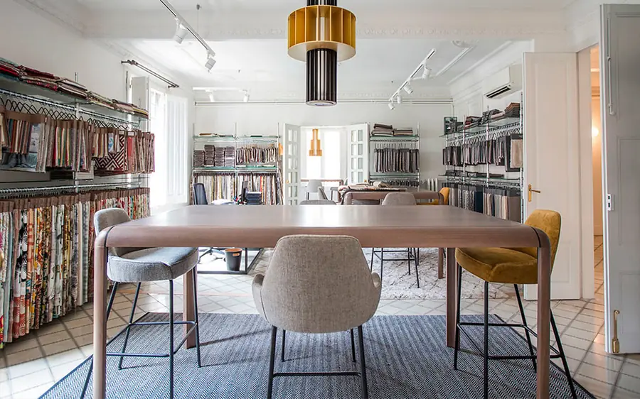 Toonzaal met stalenbibliotheek. Stoffen van Grupo Lamadrid.
