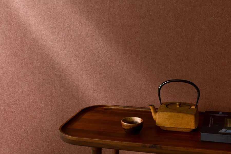 Terracotta wandbekleding met theepot in strijklicht. Behang van Hooked on Walls.
