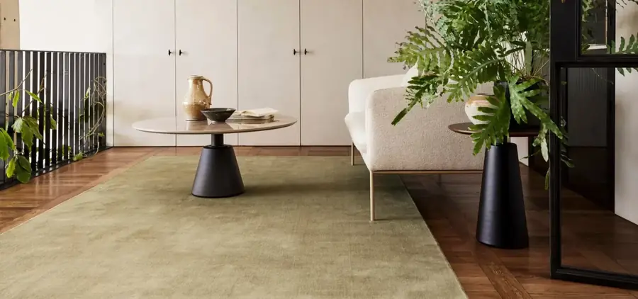 Kamer met tapijt en console. Tapijt van Jacaranda.