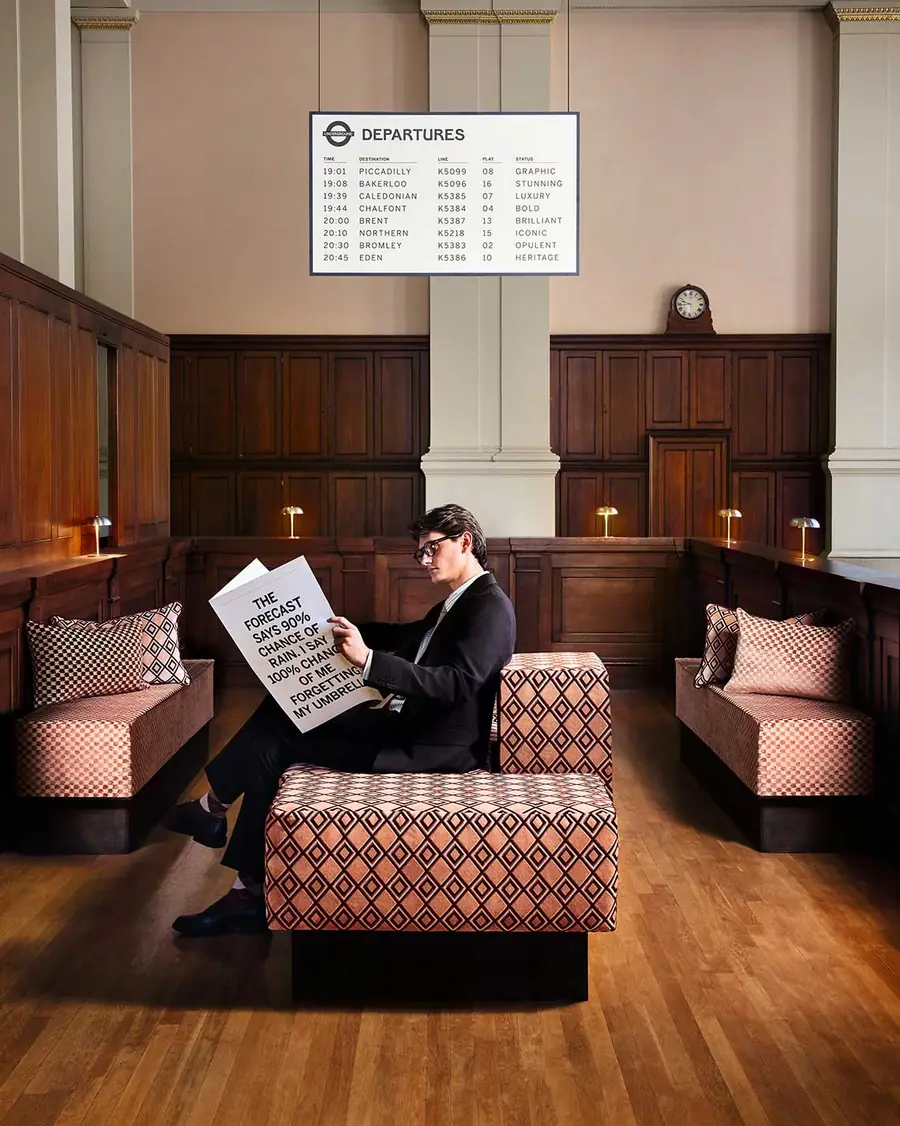 Wachtzaal met banken in geometrisch geweven stof. Stoffen van Kirkby Design.