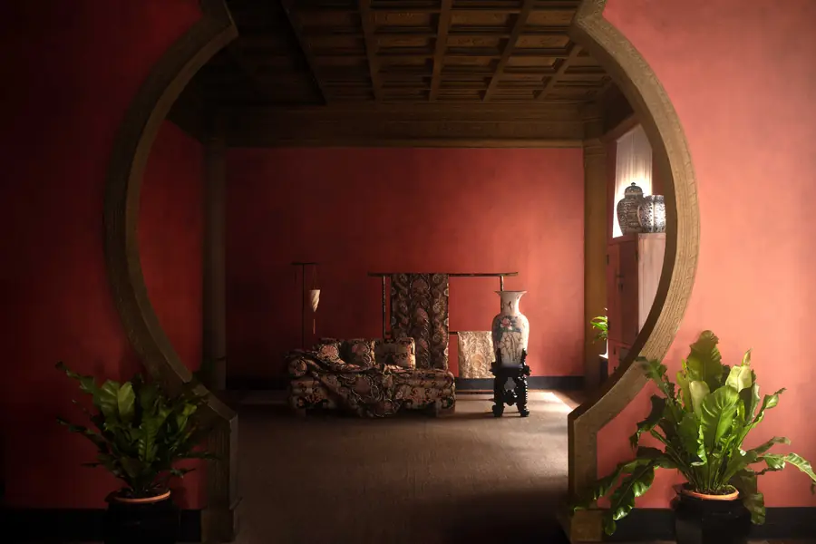 Rode kamer met ronde doorgang. Stoffen van Lelièvre.