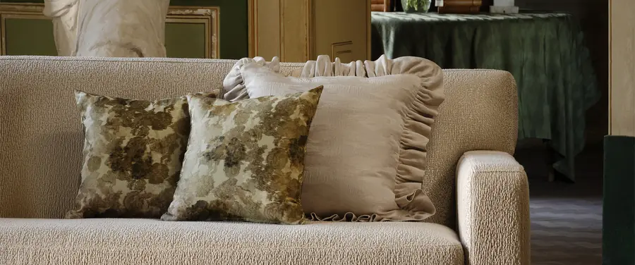 Sofa met beklede kussens. Stoffen van Lizzo.