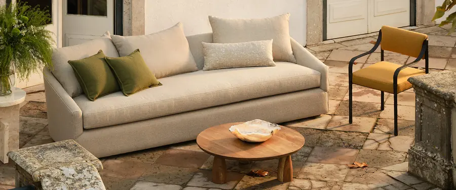 Woonkamer met sofa en salontafel. Stoffen van Lizzo.