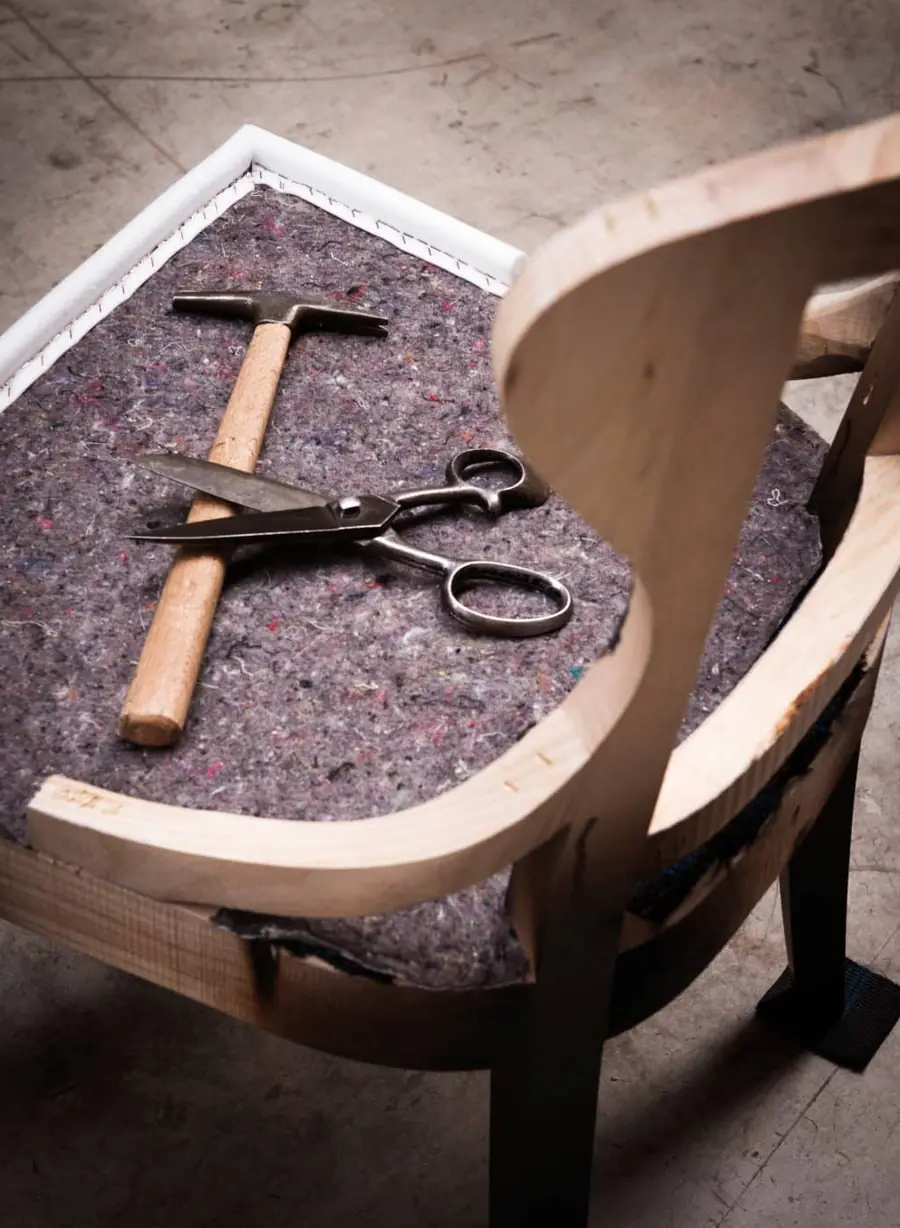 Zetelraam met gereedschap in het atelier. Meubelen van Marie's Corner.