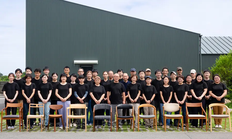 Het team voor de fabriek. Meubelen van Miyazaki.