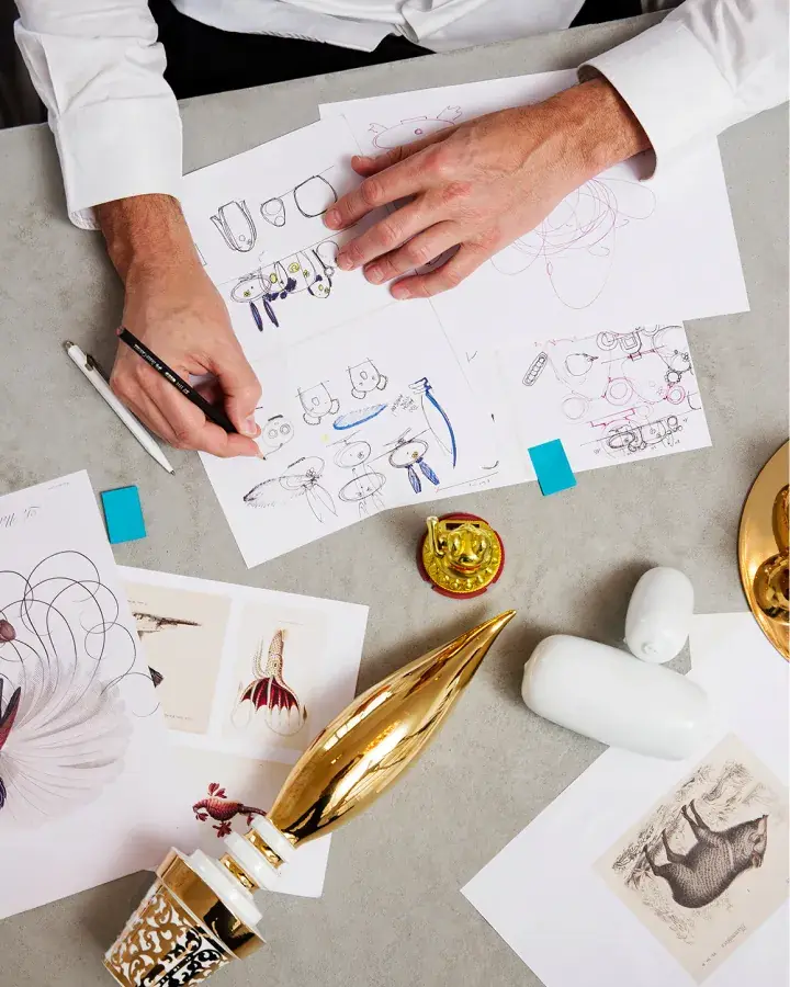 De ontwerper aan de tekentafel. Meubelen van Moooi.