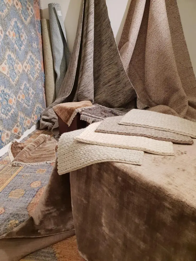 Toonzaalhoek met tapijten en plaids. Tapijt van Private Collection Rugs.
