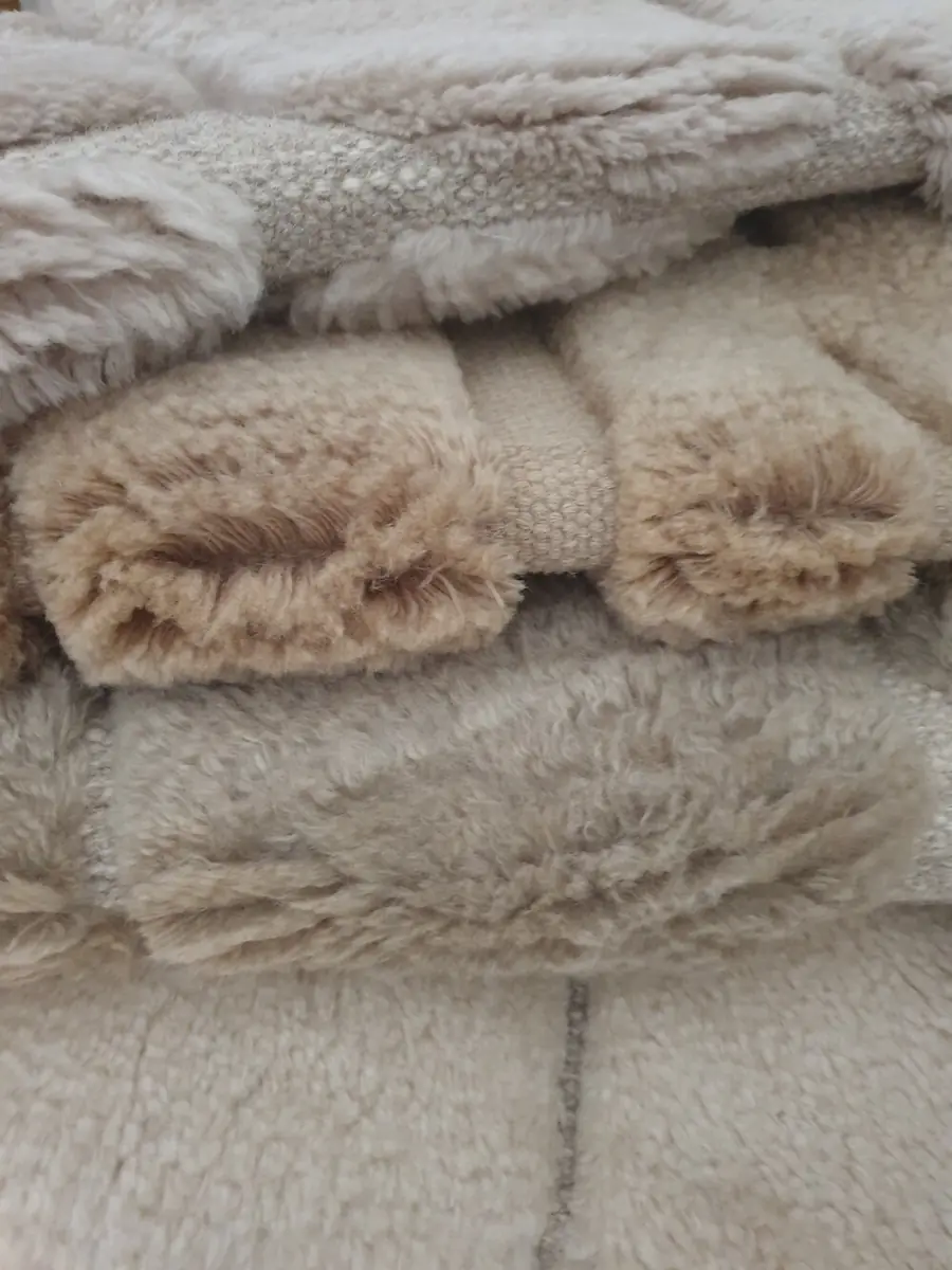 Gestapelde schapenvachten. Tapijt van Private Collection Rugs.