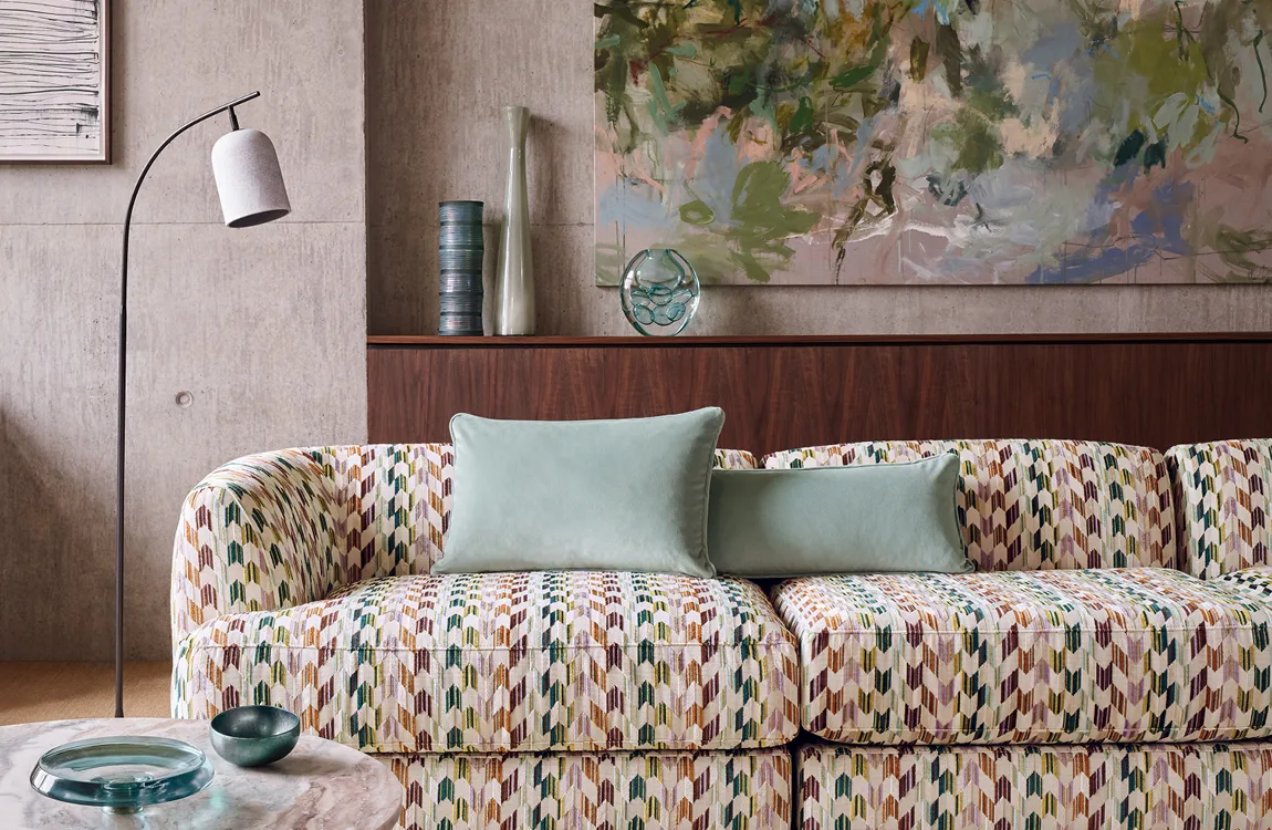 Kamer met bedrukte sofa. Stoffen van Romo.