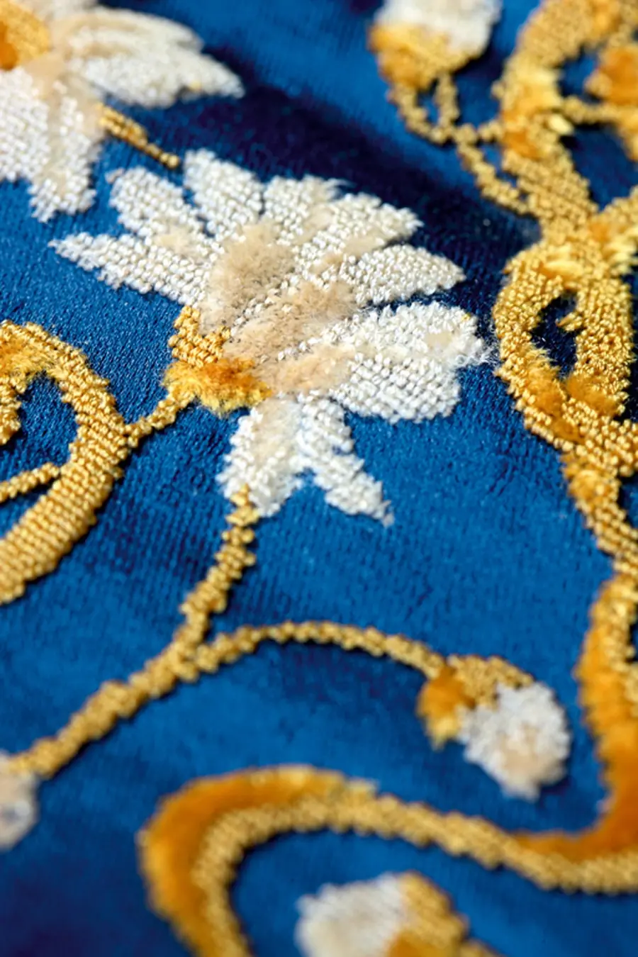 Soprarizzo fluweel met goudkleurige bloemen op kobaltblauw. Stoffen van Rubelli.