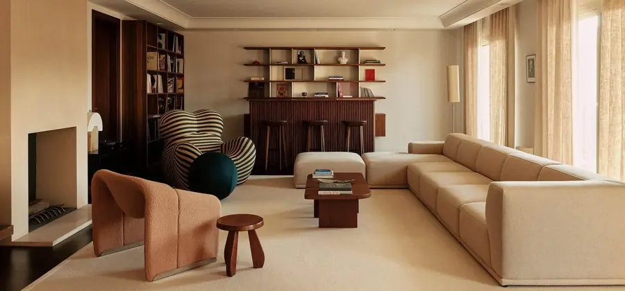 Woonkamer met boekenwand. Meubelen van Silvera.