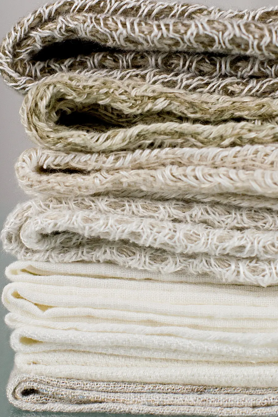 Gevouwen plaids met franjes. Stoffen van Sodà.