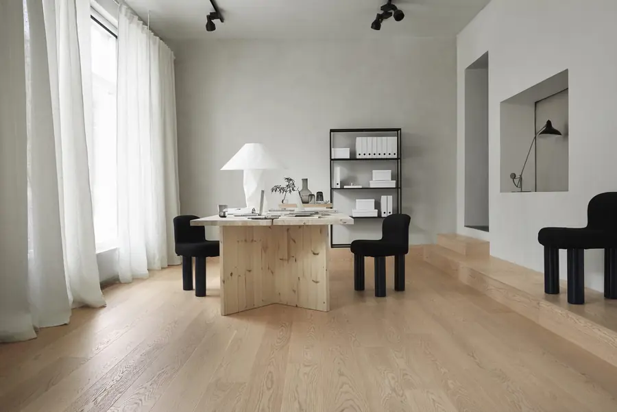 Lichte kamer met houten vloer. Vloer van Tarkett.
