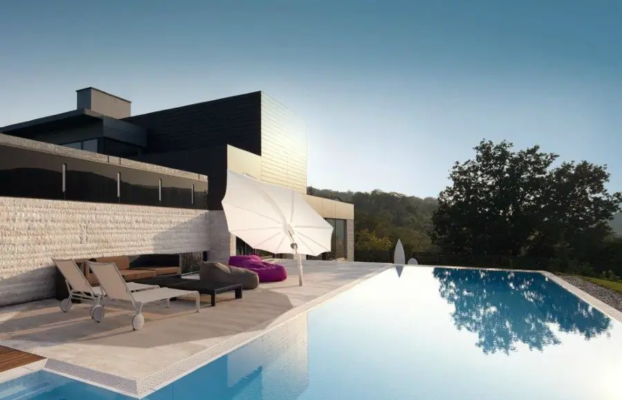 Villa met zwembad en zonwering. Zonwering van Umbrosa.