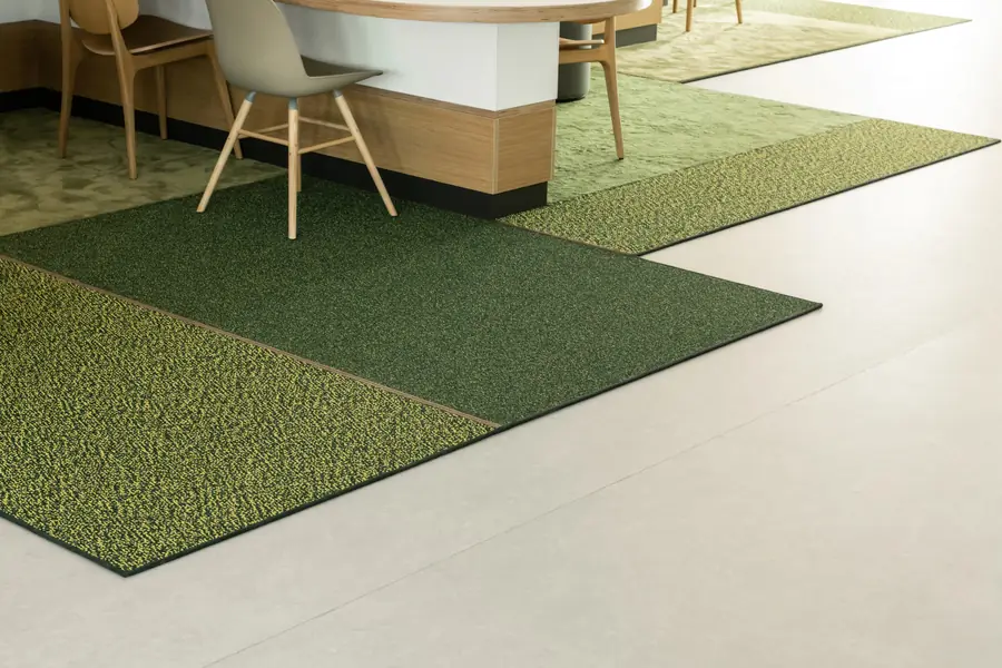 Kantoor met groene tapijttegels. Tapijt van Van Besouw.